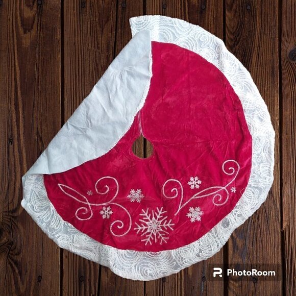 Nwot Red Christmas Tree Skirt With White Trim & Embroidered Snowflake Pattern - Picture 2 of 3